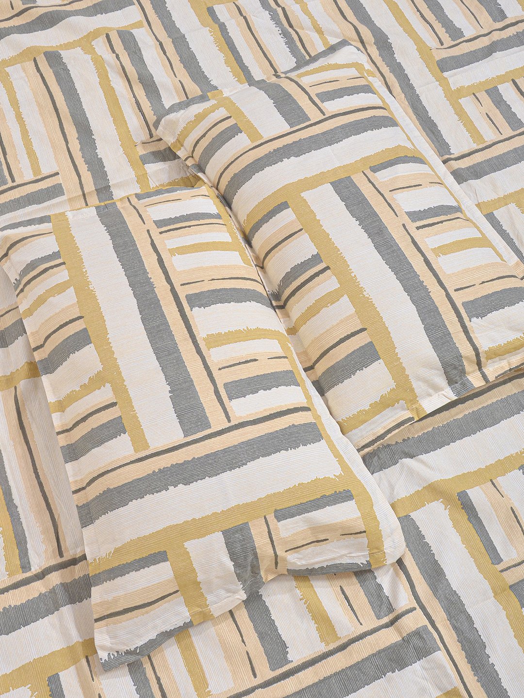 Multi Geometric 300 TC Cotton Blend Double Bedsheet with 2 Pillow Covers