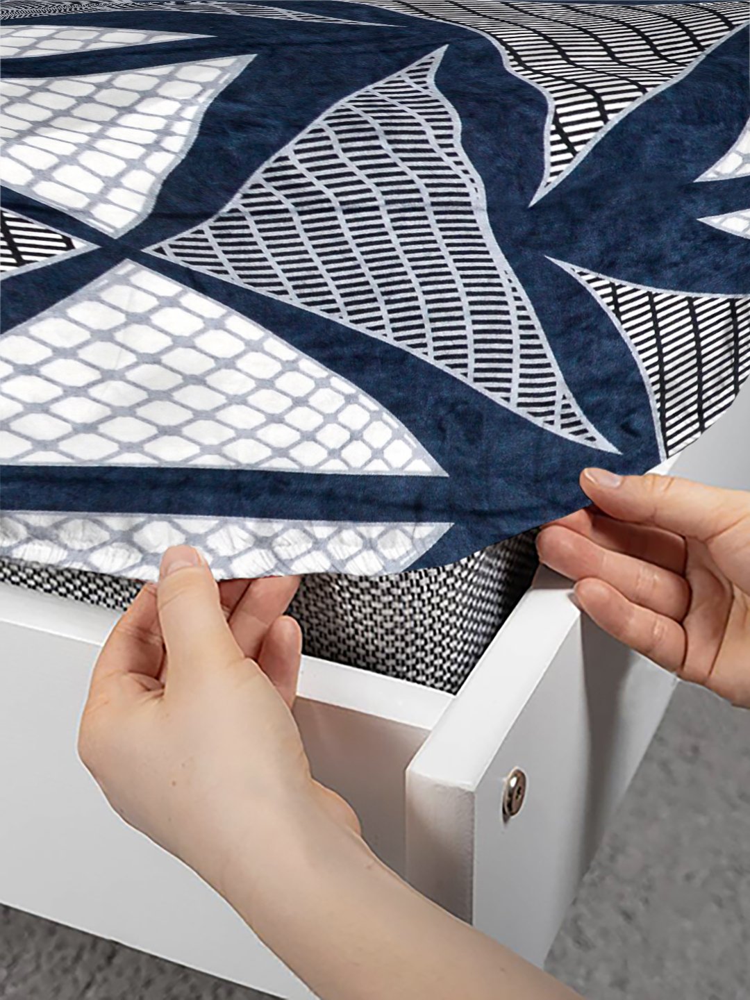 Blue Geometric Super King Woolen Fitted Double Bedsheet with 2 Pillow Covers