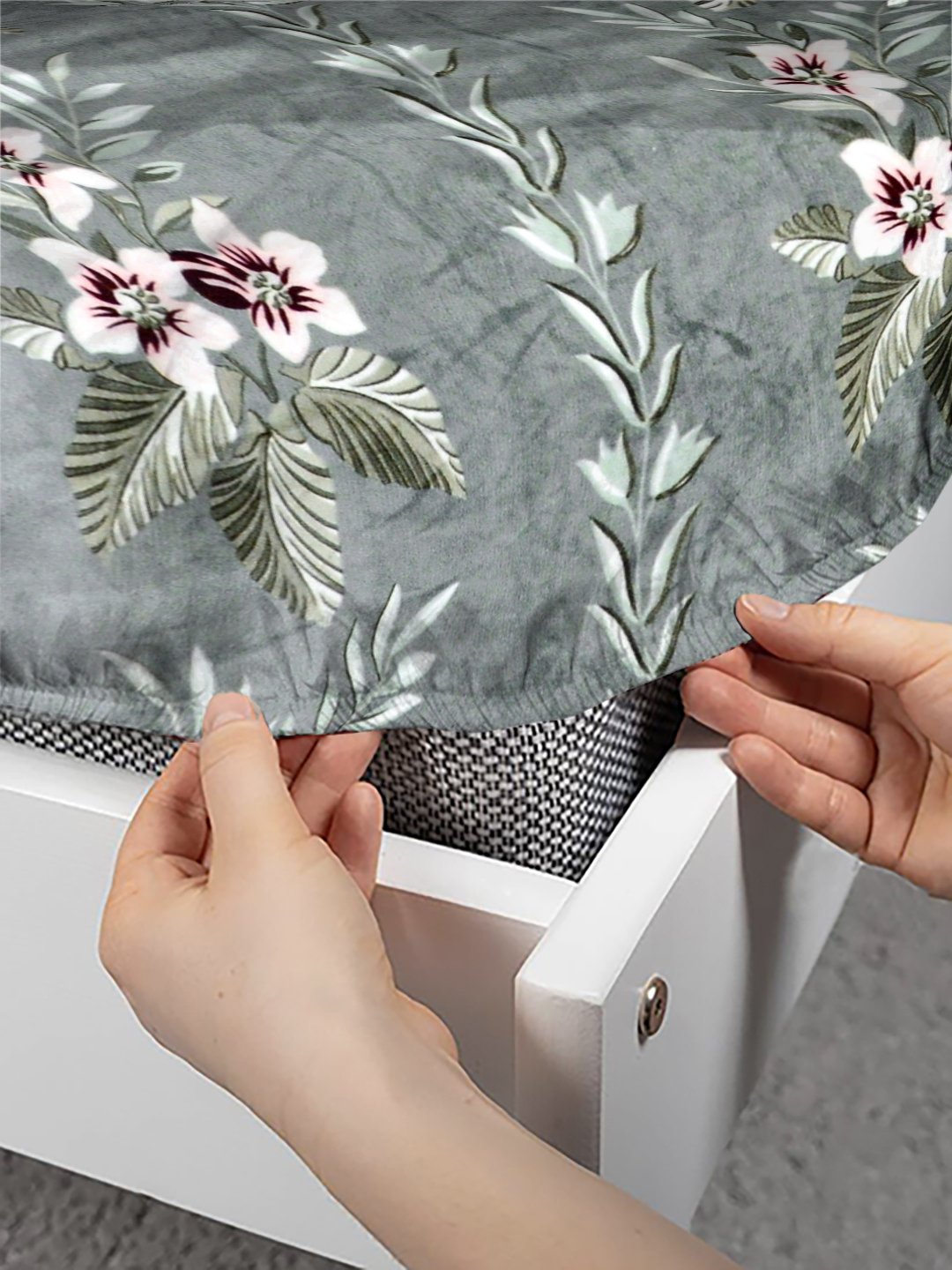 Green Floral Fitted Woolen Fitted Double Bedsheet with 2 Pillow Covers