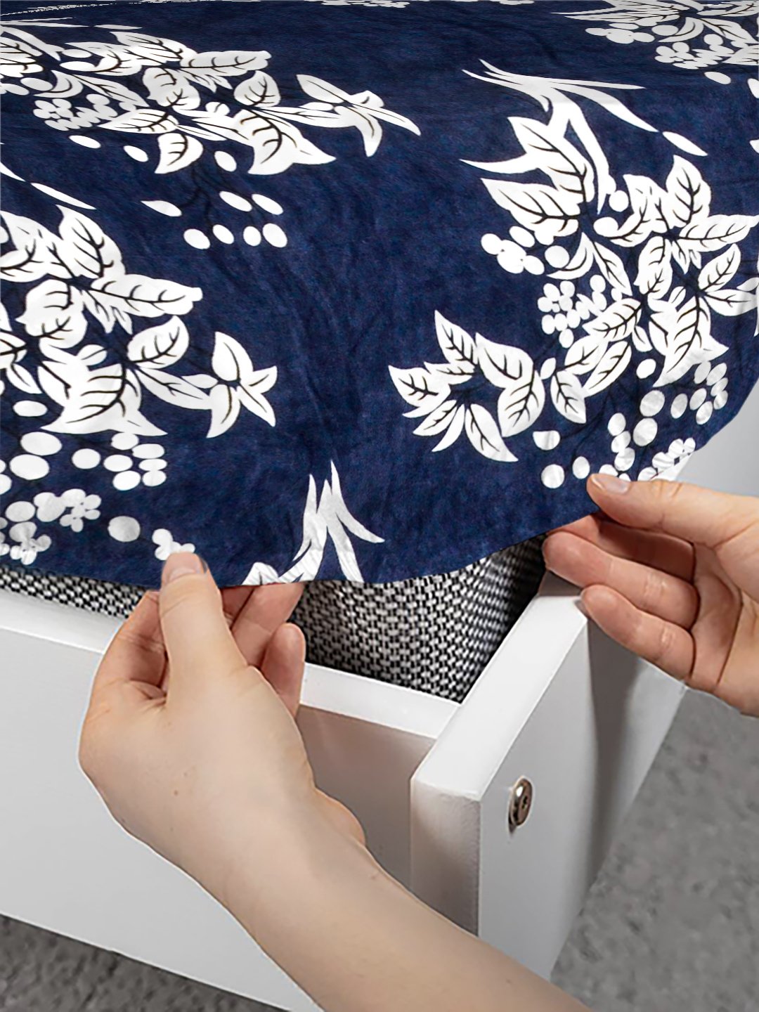 Blue Floral Super King Woolen Fitted Double Bedsheet with 2 Pillow Covers