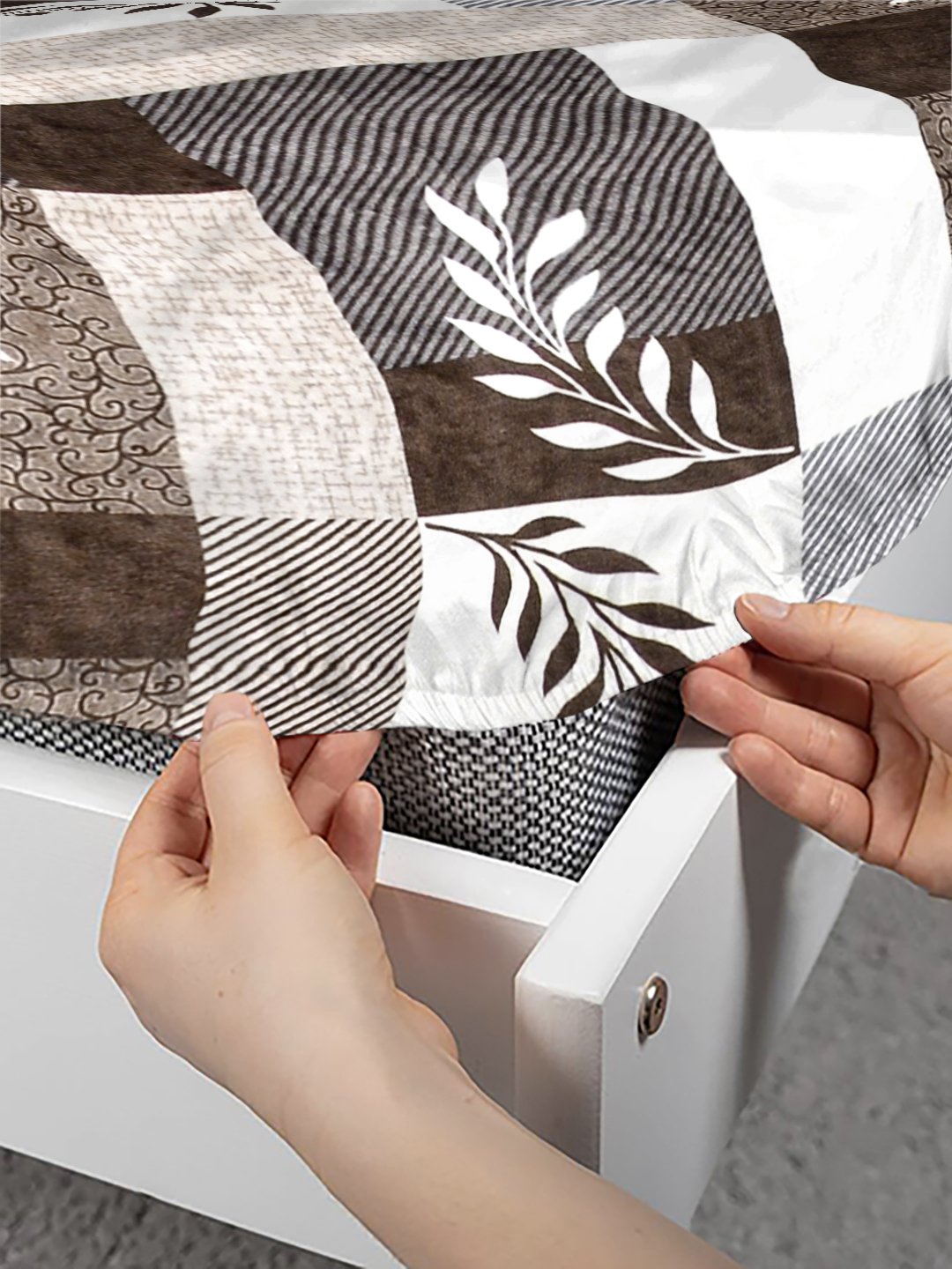 Brown Floral Super King Woolen Fitted Double Bedsheet with 2 Pillow Covers