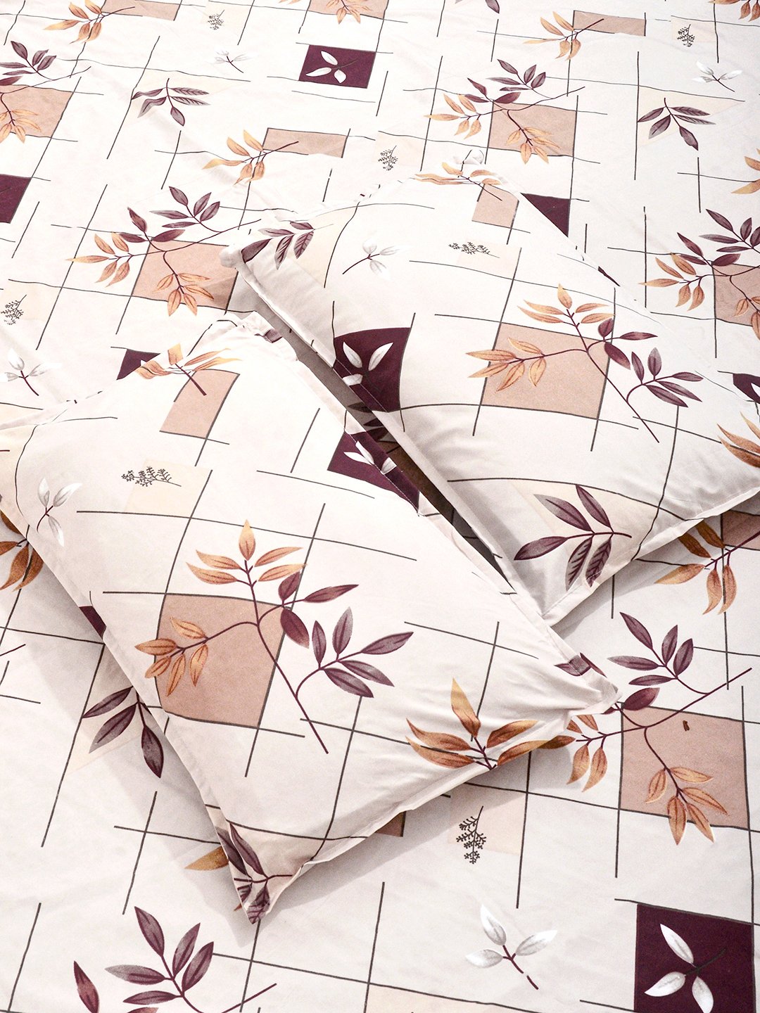 Cream Geometric Cotton Blend Double Bedsheet with 2 Pillow Covers