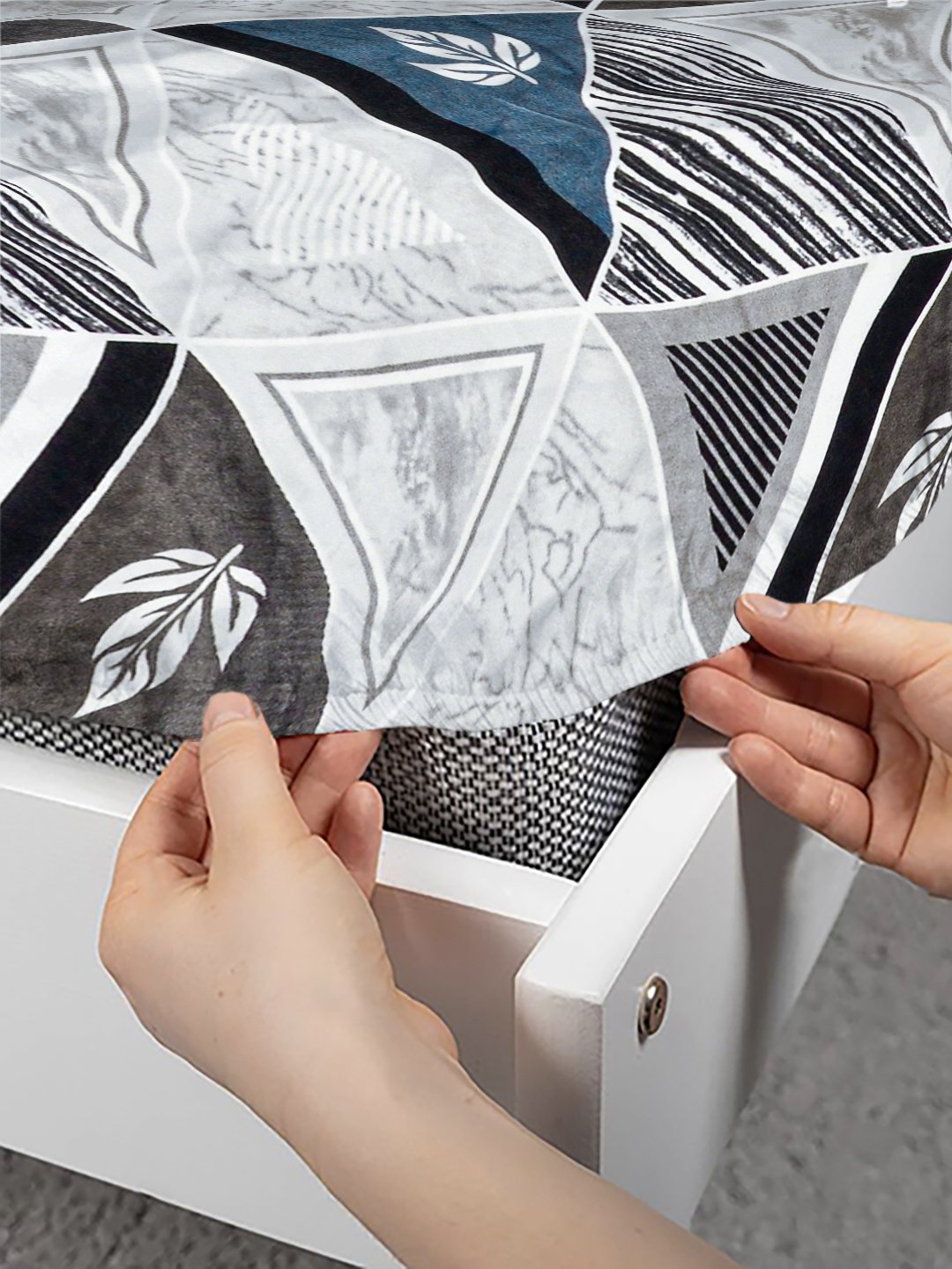 Multi Geometric Super King Woolen Fitted Double Bedsheet with 2 Pillow Covers