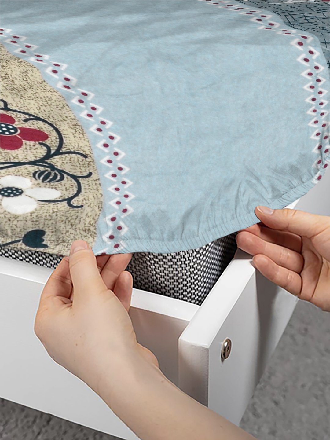 Multi Floral Fitted Woolen Double Bedsheet with 2 Pillow Covers