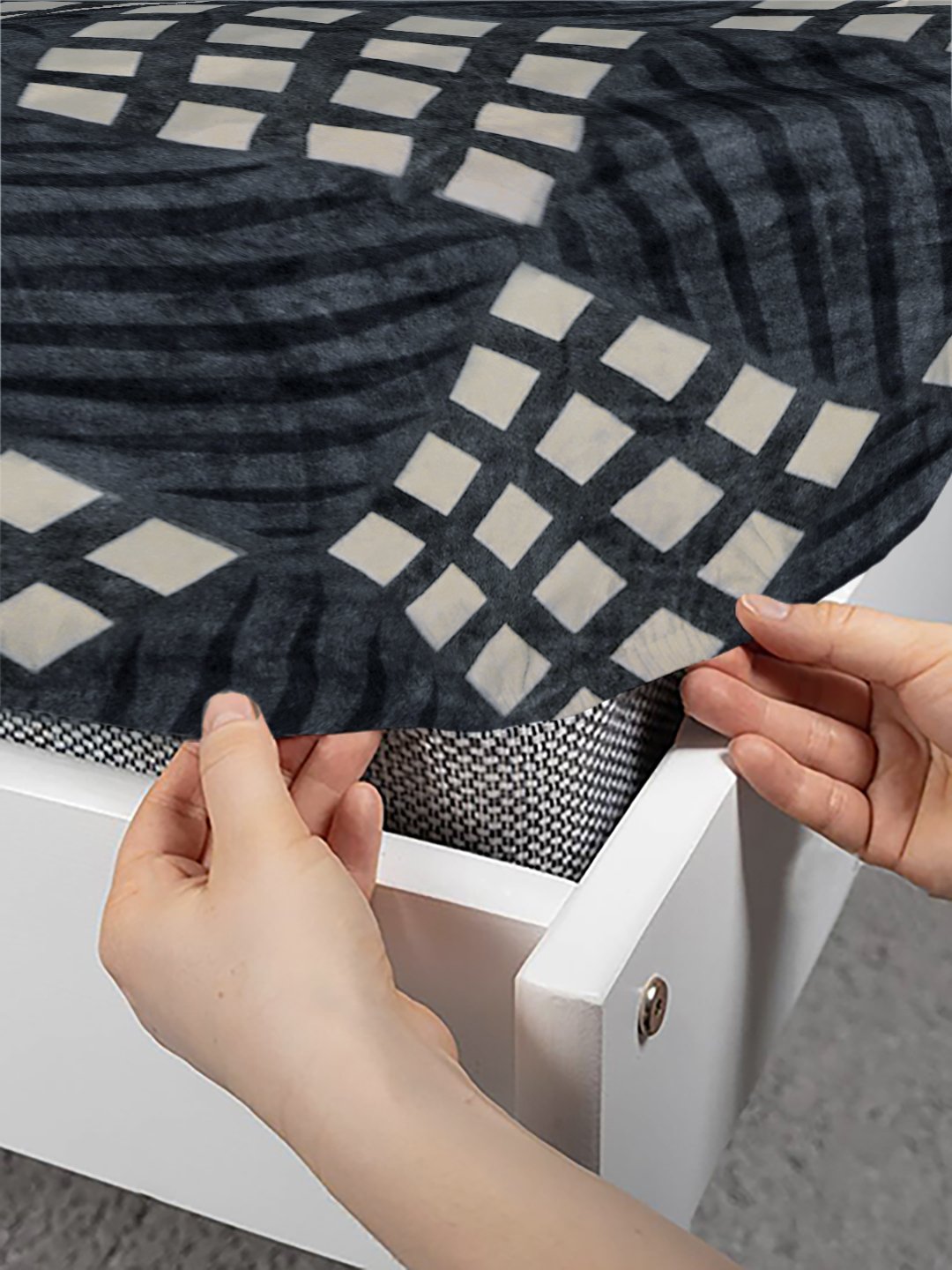 Grey Geometric Super King Woolen Fitted Double Bedsheet with 2 Pillow Covers