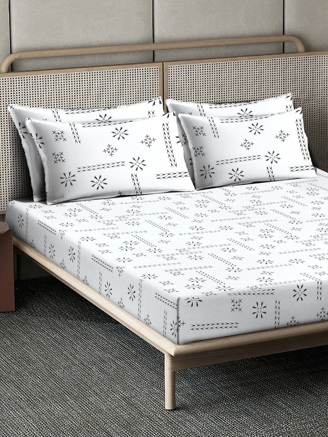 OffWhite Geometric 400 TC Pure Cotton Fitted Super King Double Bedsheet with 4 Pillow Covers