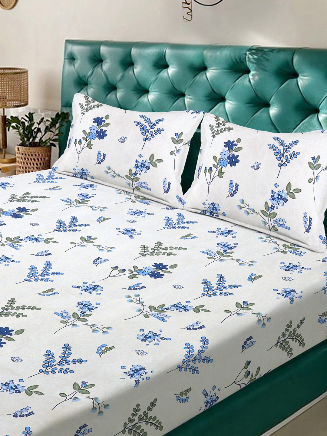 White Geometric 300 TC Cotton Blend Double Bedsheet with 2 Pillow Covers