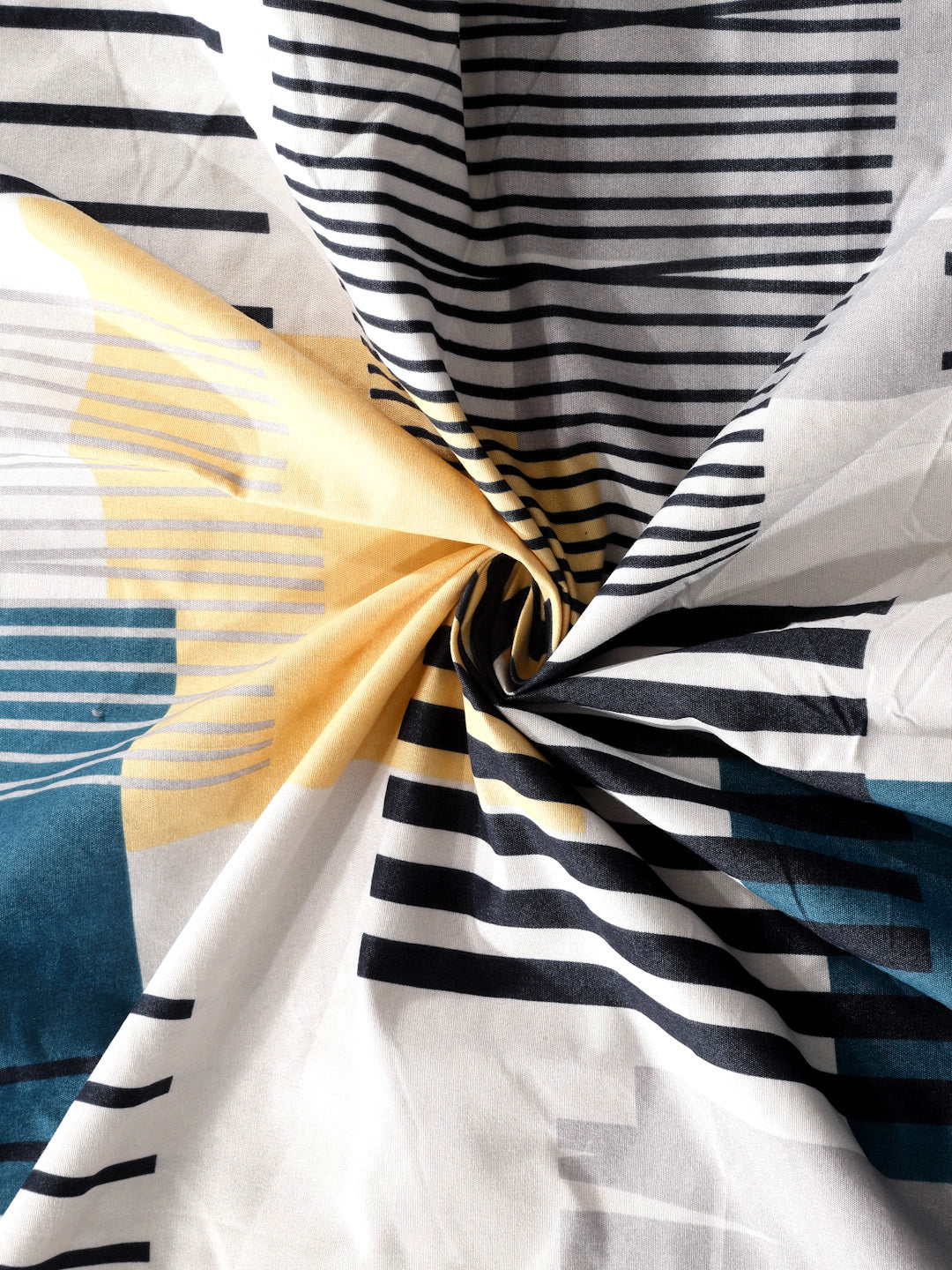 Klotthe Multicolor Geometric 300 TC Cotton Blend Double Bedsheet with 2 Pillow Covers