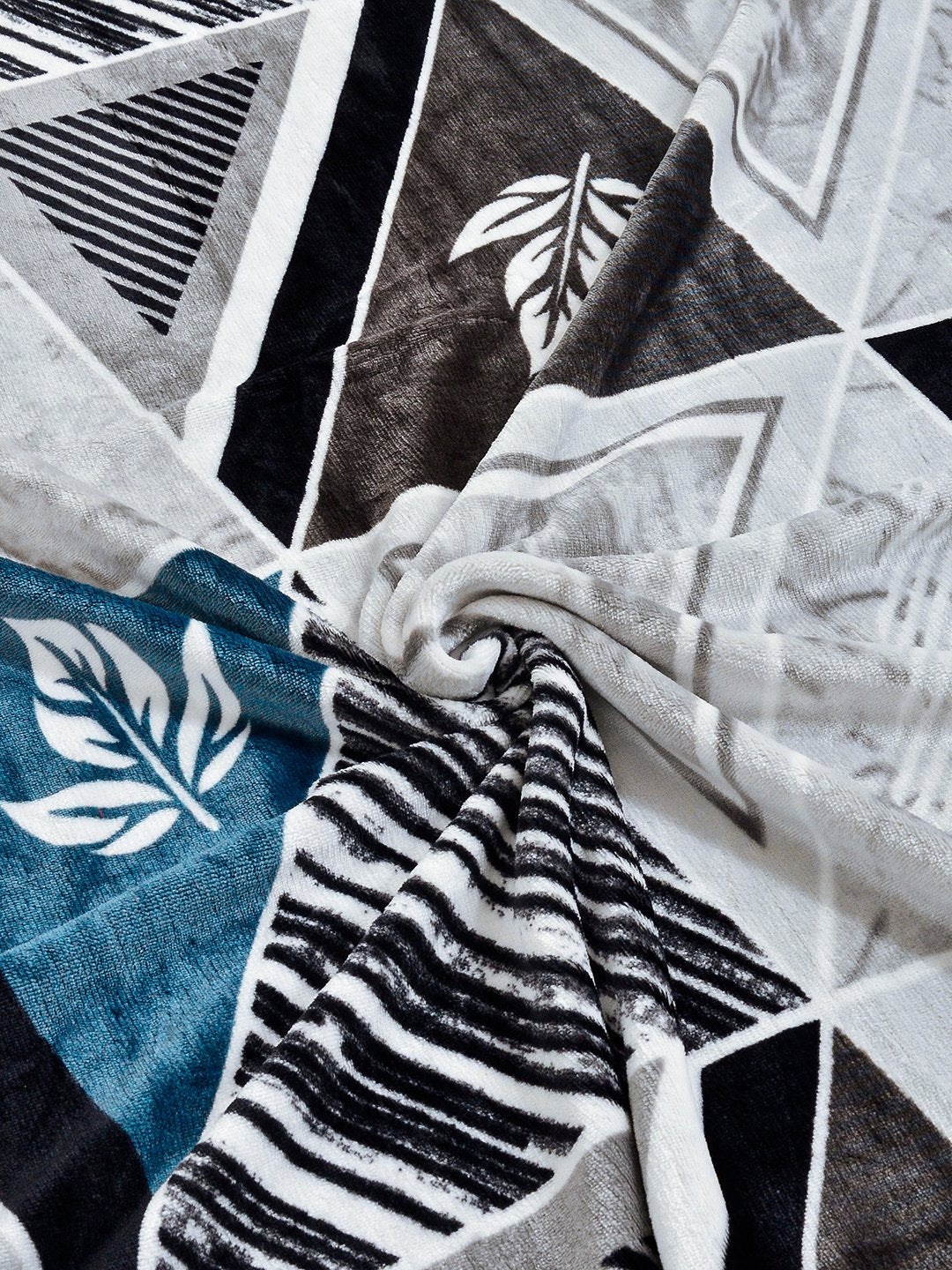 Multi Geometric Super King Woolen Fitted Double Bedsheet with 2 Pillow Covers