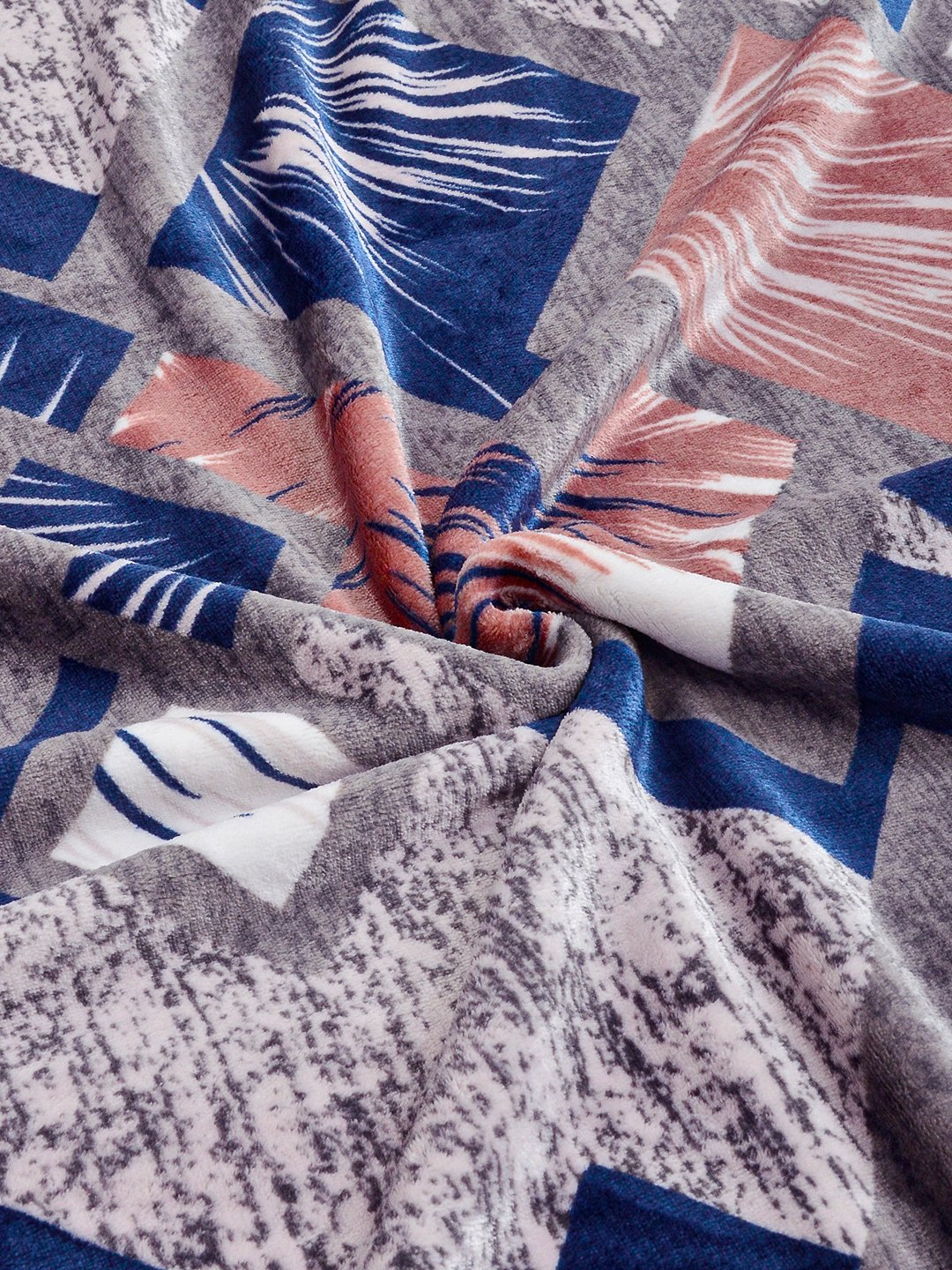 Multi Geometric Woolen Double Bedsheet with 2 Pillow Covers