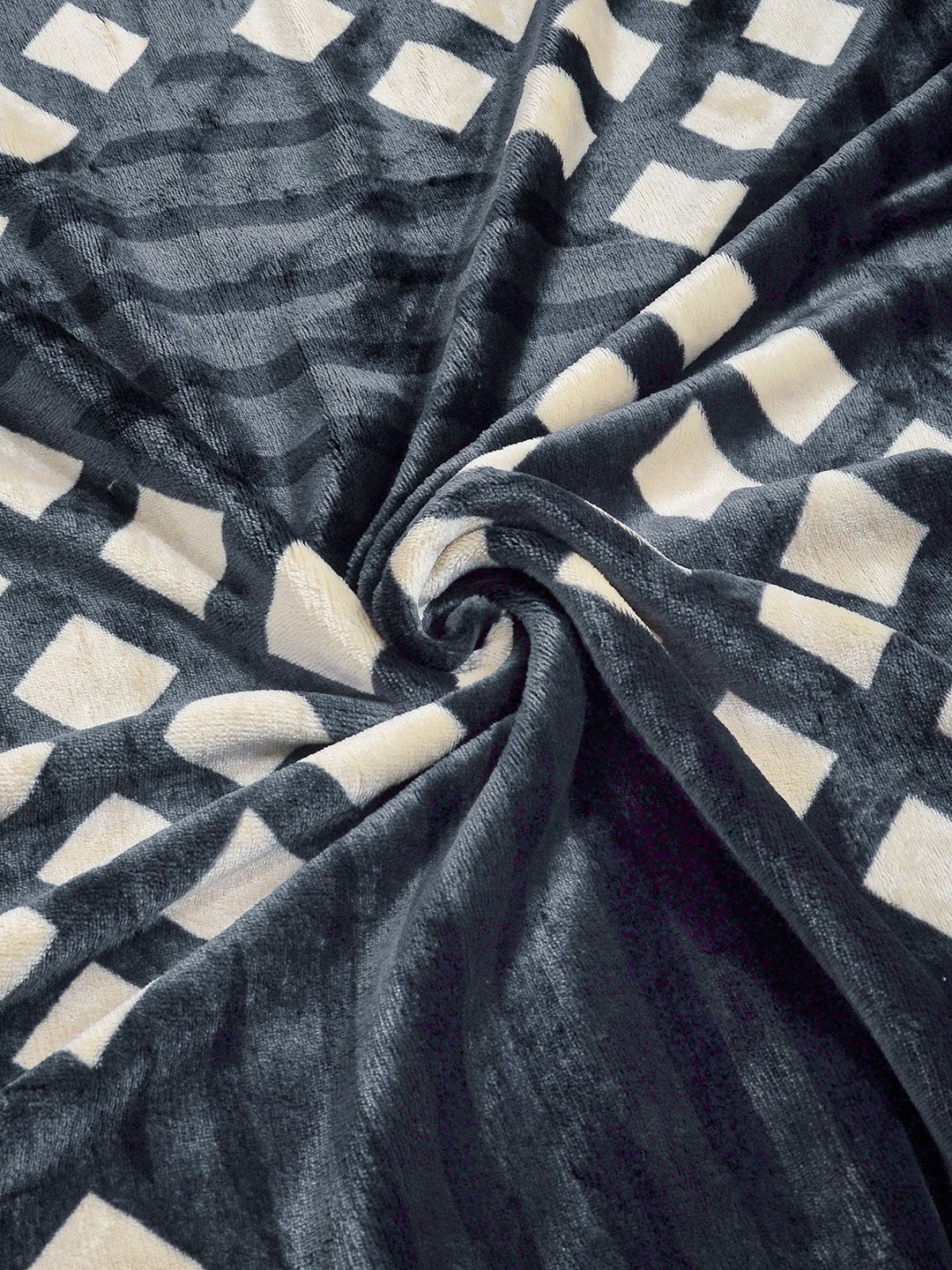 Grey Geometric Super King Woolen Double Bedsheet with 2 Pillow Covers