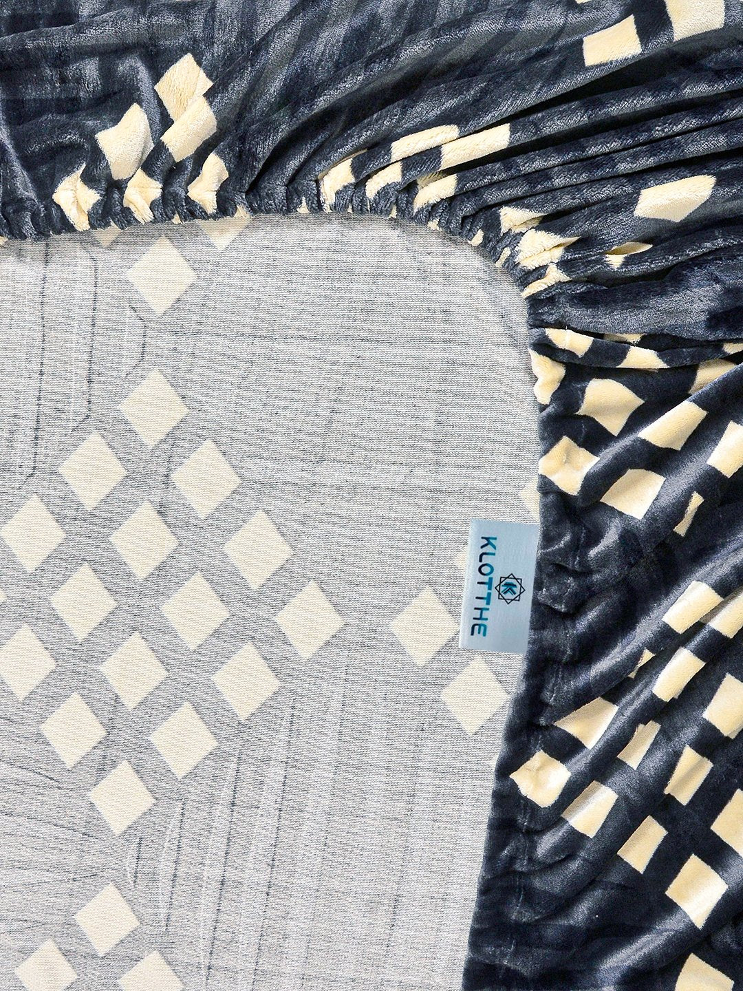 Grey Geometric Super King Woolen Fitted Double Bedsheet with 2 Pillow Covers