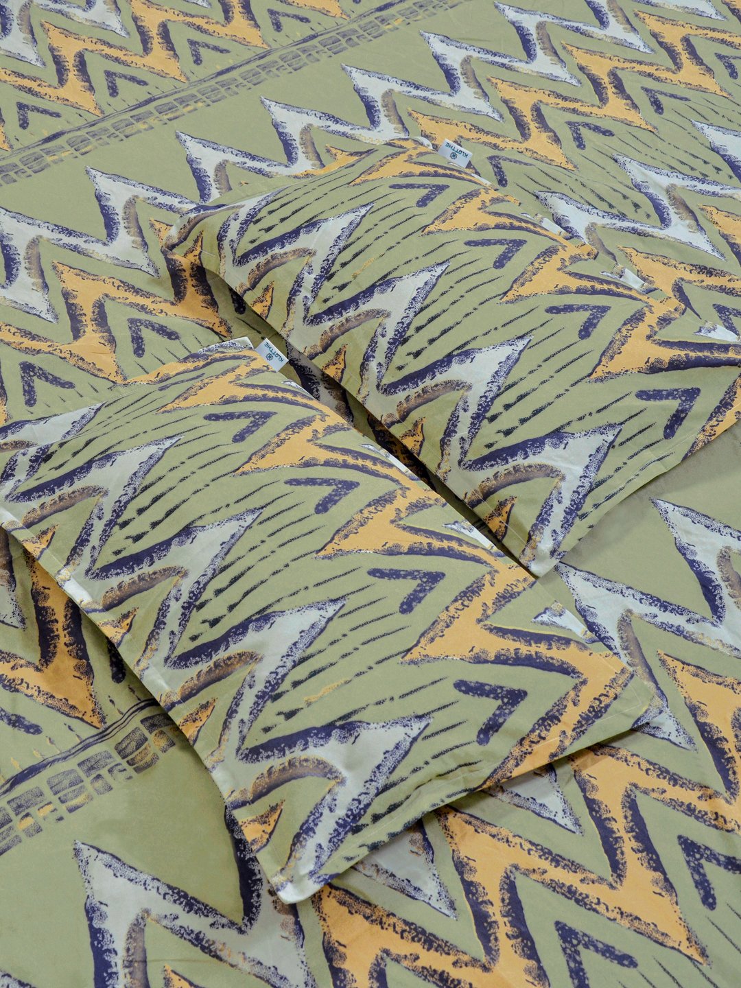 Green Geometric 300 TC Cotton Blend Fitted Double Bedsheet in Book Fold Packing
