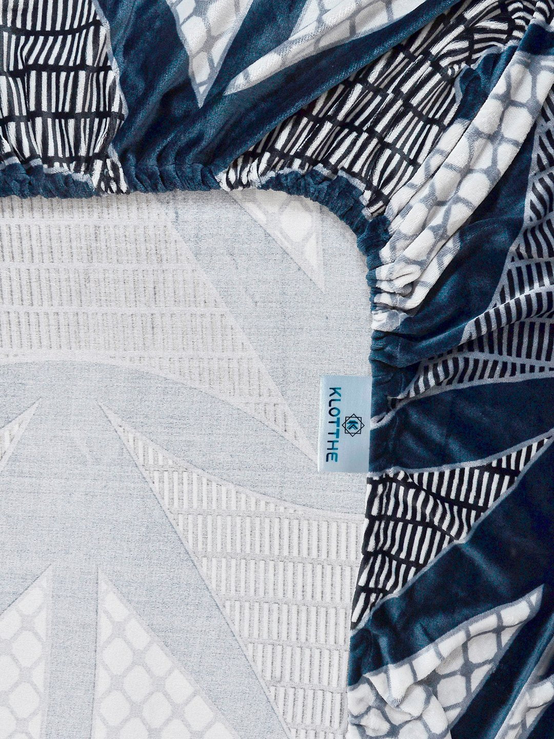 Blue Geometric Super King Woolen Fitted Double Bedsheet with 2 Pillow Covers