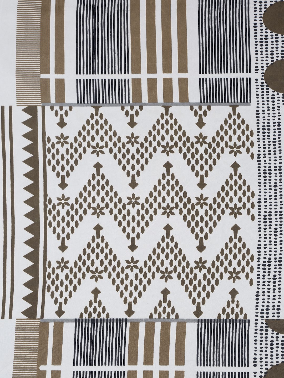 White Geometric 300 TC Cotton Blend Double Bedsheet in Book Fold Packing