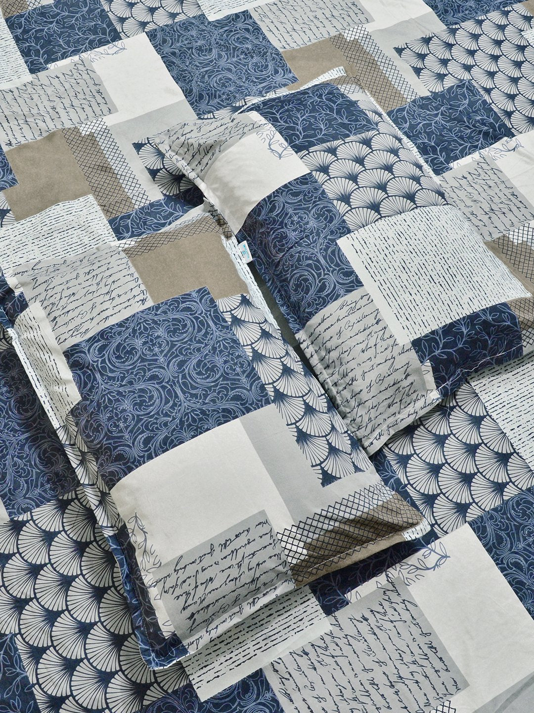 Multi Geometric Cotton Blend Double Bedsheet with 2 Pillow Covers