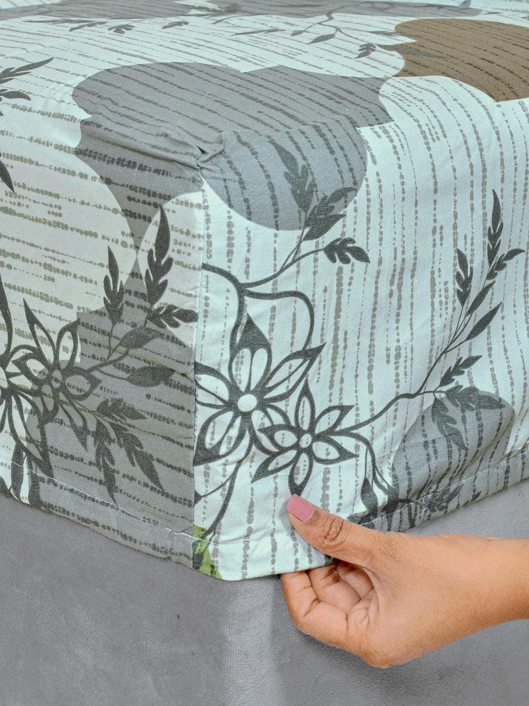 Multi Floral 300 TC Cotton Blend Fitted Double Bedsheet in Book Fold Packing