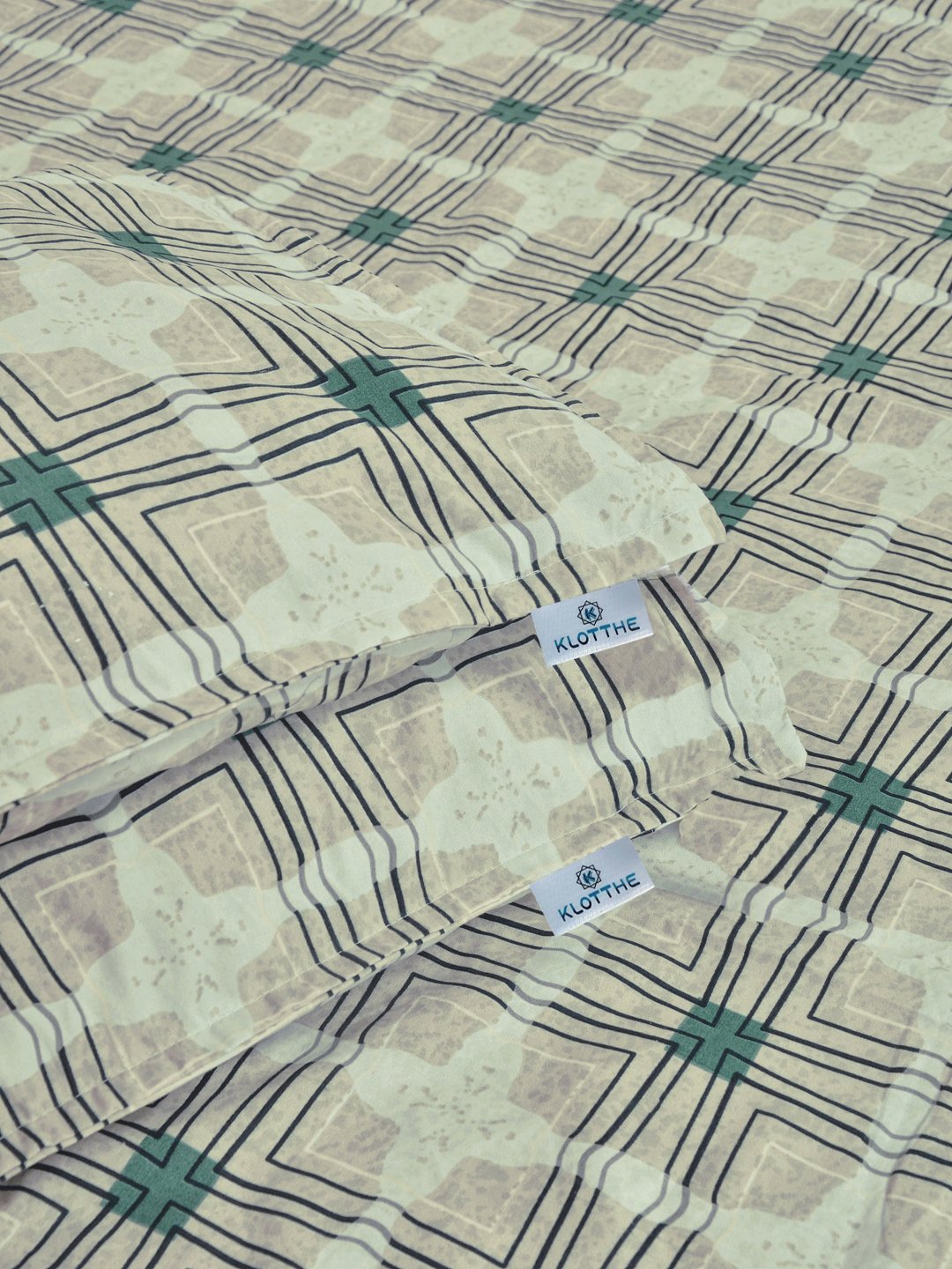 Green Geometric 300 TC Cotton Blend Double Bedsheet with 2 Pillow Covers