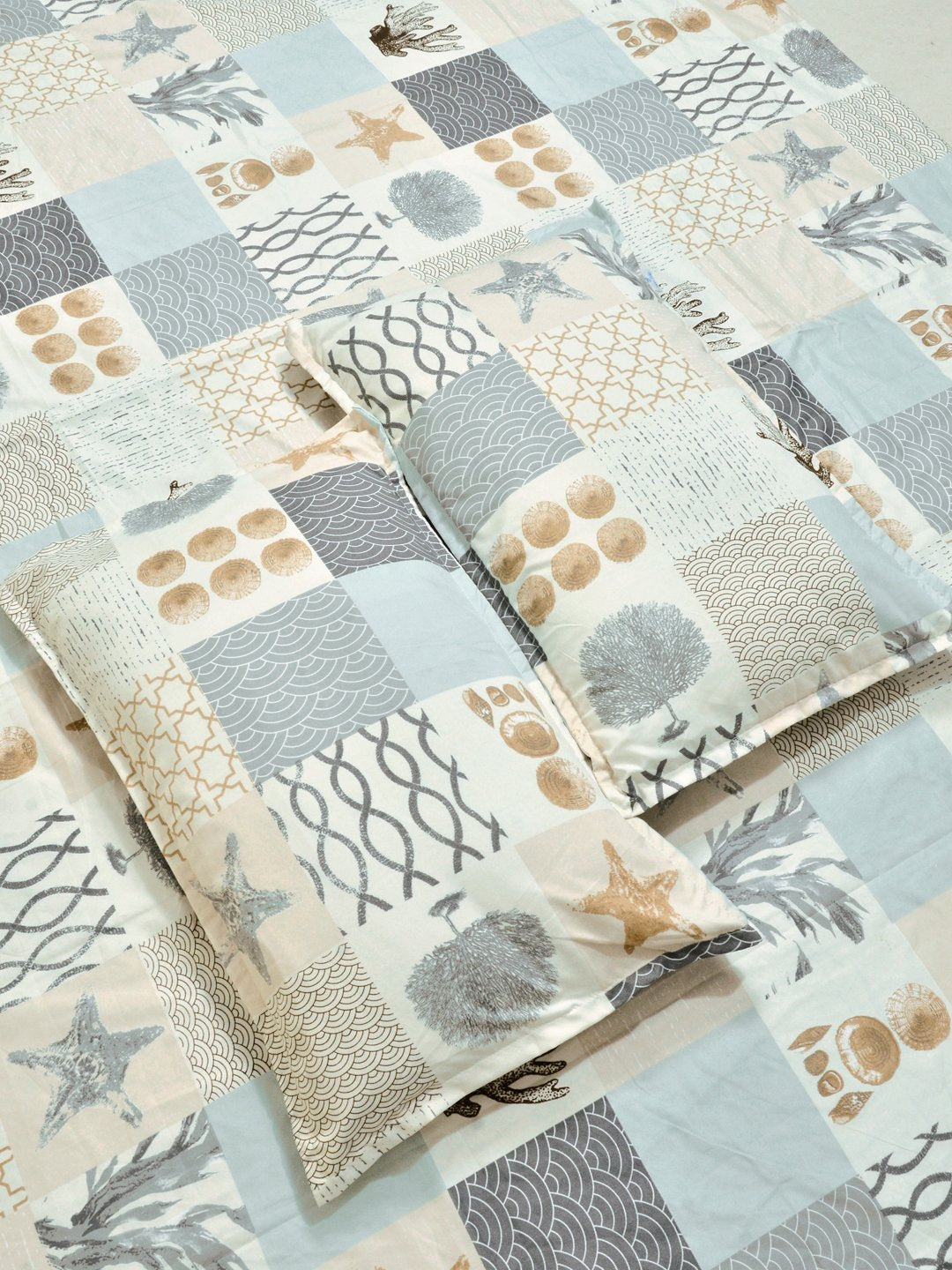 Multi Geometric Cotton Blend Double Bedsheet with 2 Pillow Covers