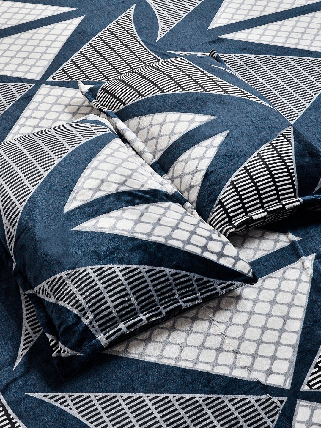 Blue Geometric Super King Woolen Fitted Double Bedsheet with 2 Pillow Covers