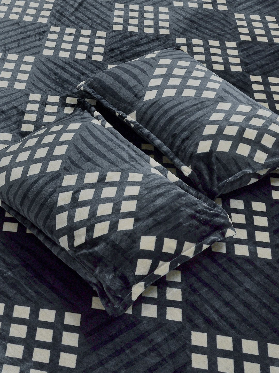 Grey Geometric Super King Woolen Fitted Double Bedsheet with 2 Pillow Covers