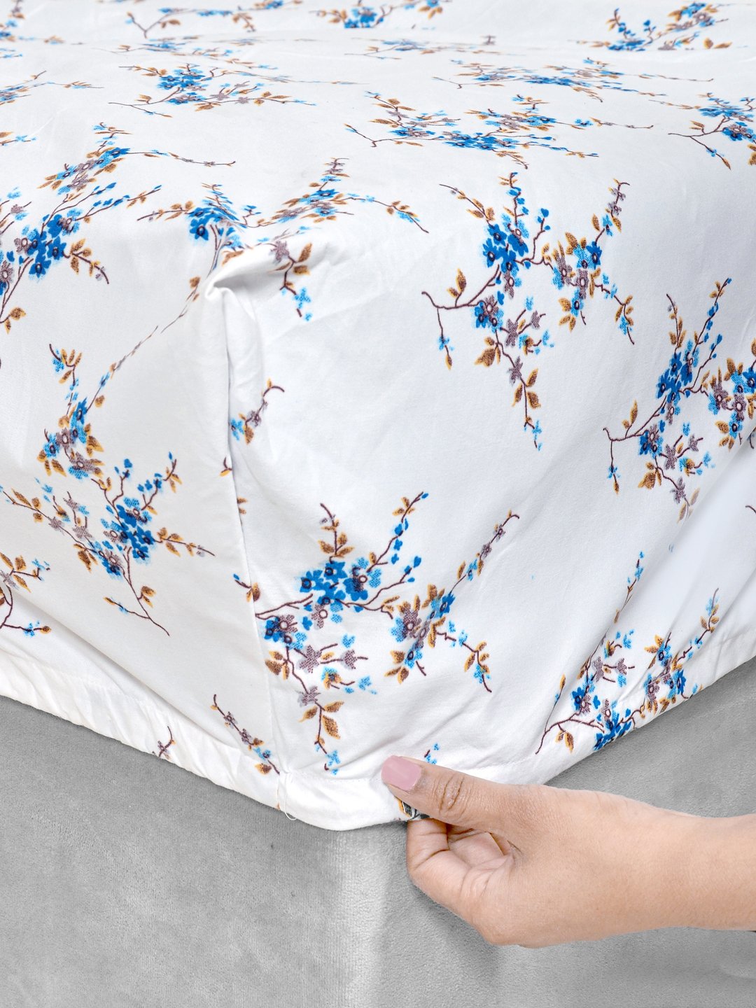 White Floral 300 TC Cotton Blend Fitted Double Bedsheet in Book Fold Packing