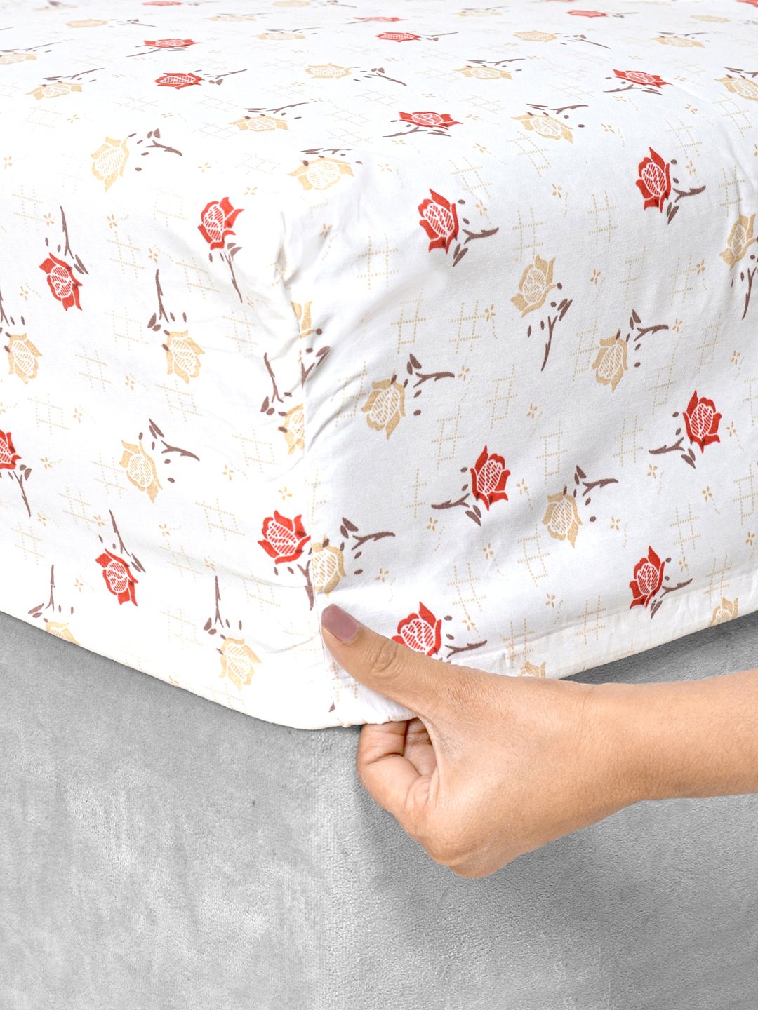 Cream Floral 300 TC Cotton Blend Fitted Double Bedsheet in Book Fold Packing