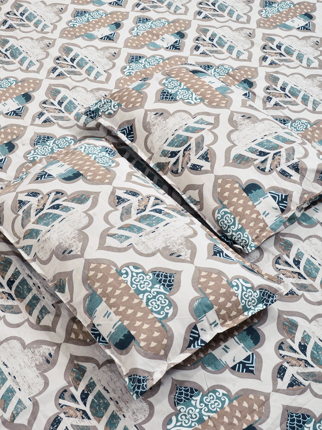 Cream Geometric Cotton Blend Double Bedsheet with 2 Pillow Covers