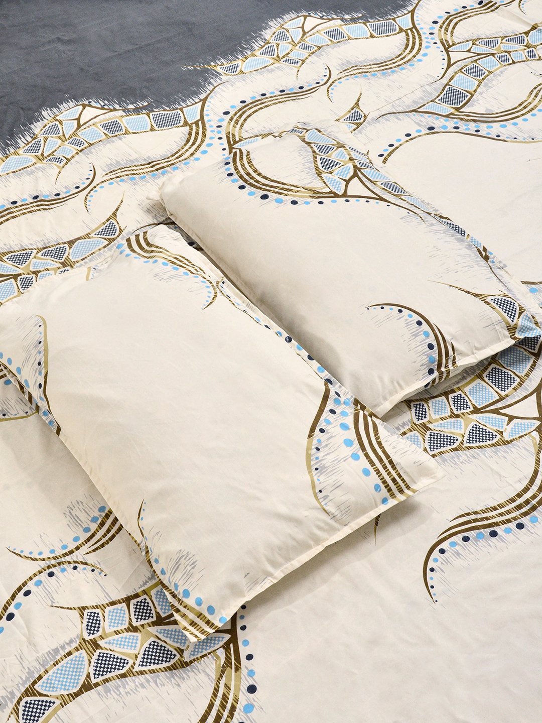 Cream Abstract Cotton Blend Double Bedsheet with 2 Pillow Covers