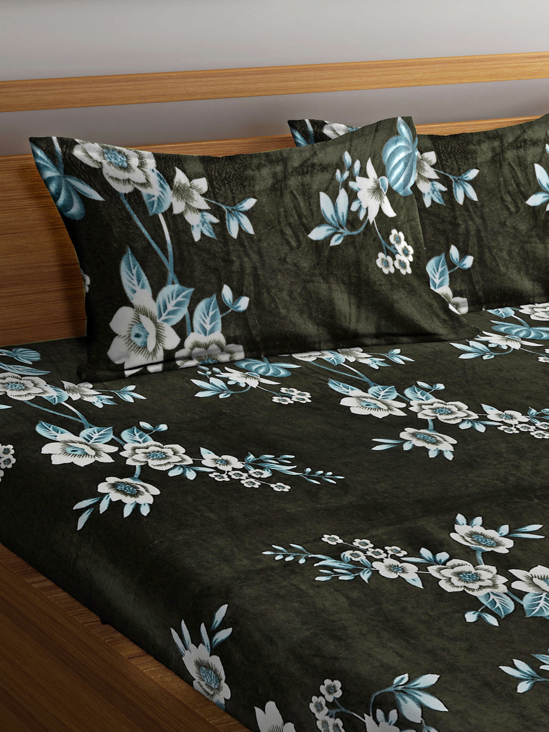 Klotthe Olive Floral Woolen Fitted Double Bed Sheet with 2 Pillow Covers